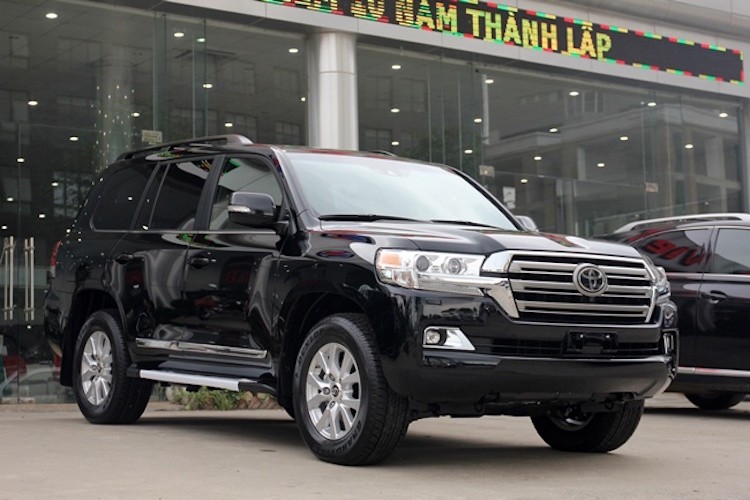 So với phiên bản cũ,  Toyota Land Cruiser 2016 đã có phần đầu được thiết kế lại với phong cách mạnh mẽ hơn.