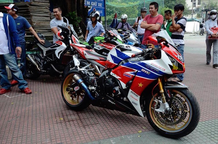 Chiếc  Honda CBR1000RR được biker Nha Trang "lên đồ" được sản xuất vào năm 2012, vốn đã thuộc phiên bản cao cấp nhất FireBlade SP.