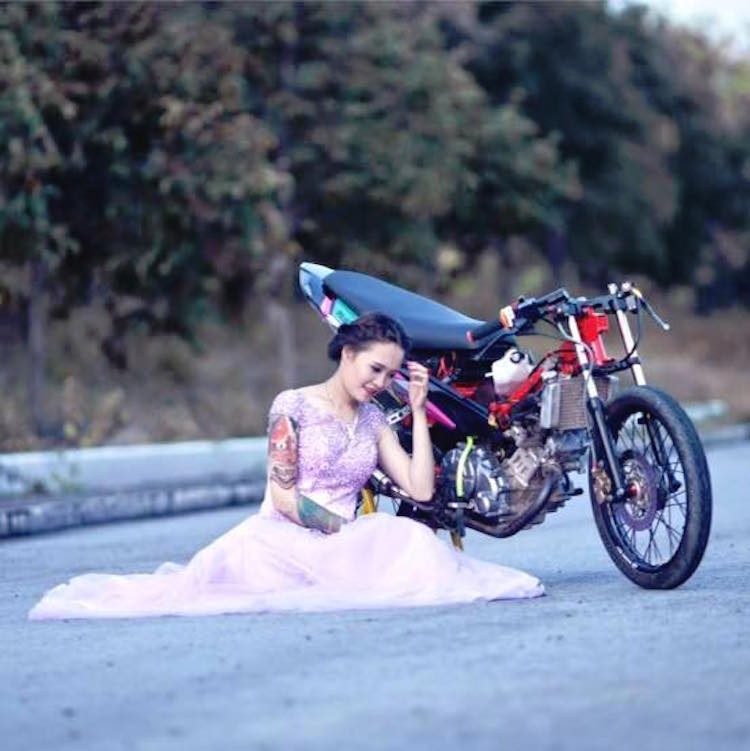 Là một 9X "đời giữa" (sinh năm 1996) nữ biker Việt, Đặng Thu Huyền có cá tính rất mạnh so với các bạn gái cùng trang lứa. Cô chia sẻ rằng mình có một niềm đam mê "cháy bỏng" với xe máy và xăm mình.