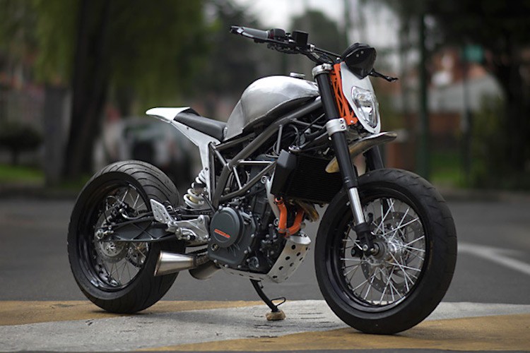 Bản độ  KTM Duke 390 kết hợp giữa 2 kiểu dáng xe là streetfighter và Motard này đã được Garaje57 làm theo đơn đặt hàng của công ty giày BOSI ở Colombia, dùng để quảng cáo dòng sản phẩm cho biker của hãng.