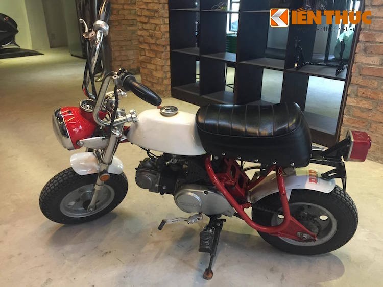  Honda Monkey là dòng xe minibike nổi tiếng, được sản xuất trong khoảng từ năm 1964 tới nay. Dù số lượng Monkey các đời khác nhau xuất hiện ở Việt Nam khá nhiều, tuy nhiên chiếc Monkey Z50A, được sản xuất từ năm 1969-1978 lại là "của hiếm".