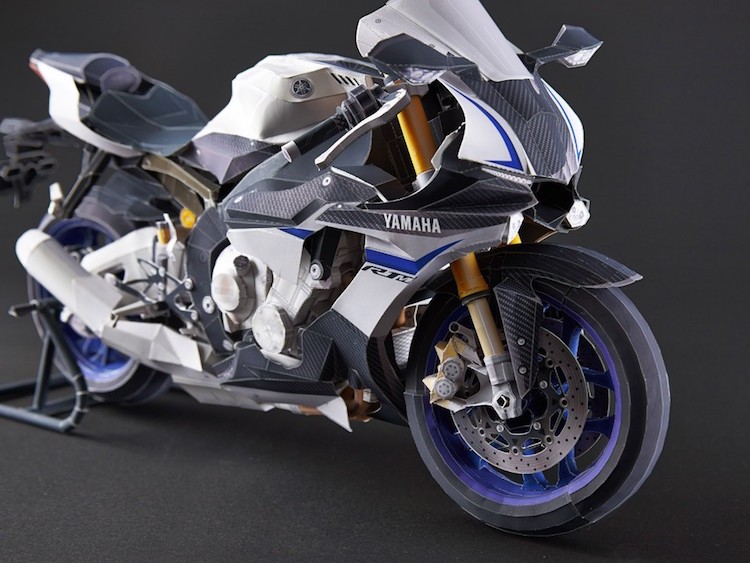 Đây không phải là lần đầu tiên Yamaha tung ra một môhình giấy cho chiếc superbike R1. Trước  Yamaha R1M, hãng cũng đã từng có những mô hình R1 đời đầu và thế hệ thứ 3 bằng nghệ thuật ghép giấy papercraft.