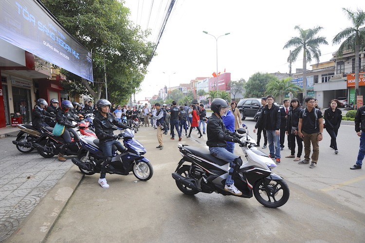 “Tỏa sáng ngoạn mục” là hành trình dành cho những người ưa khám phá, chinh phục các cung đường với những địa hình đa dạng trên mẫu xe  Honda Air Blade 125cc thế hệ mới, vừa được chính thức giới thiệu vào ngày 27/11/2015 vừa qua.