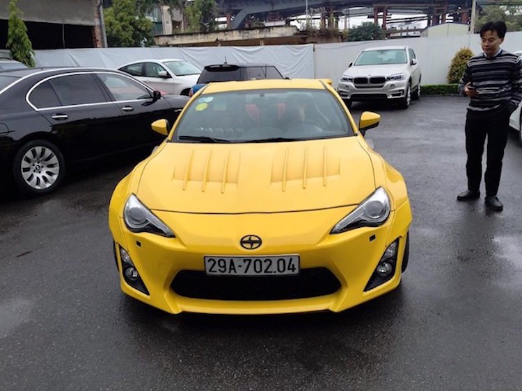 Từng được đổi màu nhiều lần trước đây, lần này chiếc  Toyota GT86 độ "khủng" nhất Việt Nam được khoác lên mình "bộ cánh" màu vàng nổi bật.