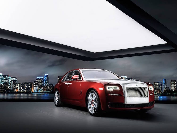 Về ngoại hình, phiên bản xe siêu sang  Rolls-Royce Ghost Red Diamond Edition của hoàng gia Ả Rập Saudi có điểm khác biệt nằm ở lưới tản nhiệt bằng nhôm phay xước và chụp mâm xe có màu đỏ đặc biệt.