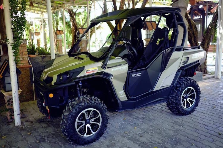  Can-am Commander 1000 Limited là một mẫu xe mọi địa hình (ATV) nhỏ gọn, linh hoạt. Tuy nhiên khác với đa số những chiếc ATV khác, chiếc xe có cabin và tay lái như ôtô, thay vì chỉ là môtô 4 bánh.