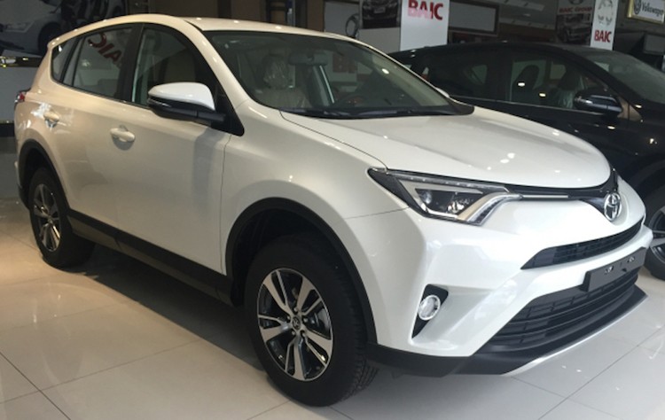 Thuộc thế hệ thứ 4 được ra mắt từ năm 2012,  Toyota RAV4 2016 là phiên bản nâng cấp giữa vòng đời mới nhất của dòng crossover này, vừa mới chỉ được ra mắt vào tháng 4/2015.