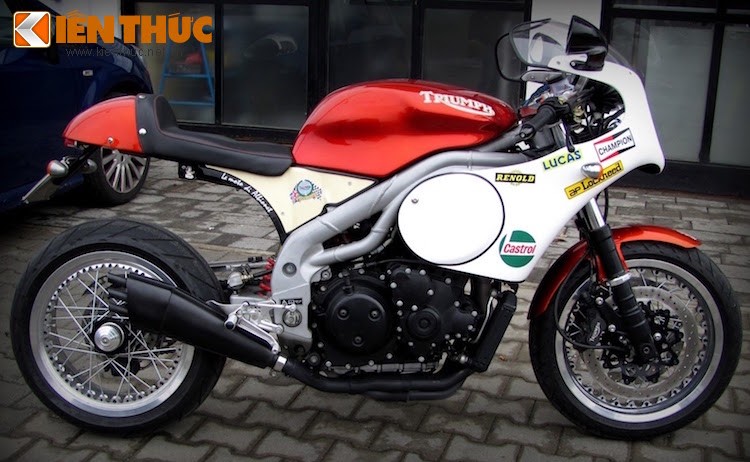 Chiếc naked-bike  Triumph Speed Triple độ theo phong cách xe đua thập niên 60 này đã được Ray Pickrell - một biker sống ở Bristol - Anh Quốc mua mới từ năm 2002. Sau 11 năm, chiếc xe đã được anh "lột xác".