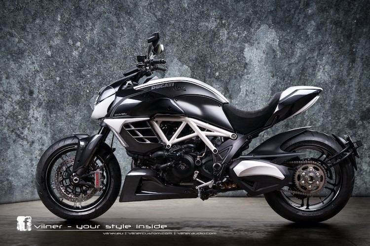  Ducati Diavel AMG là một phiên bản đặc biệt của dòng Diavel, được thiết kế với sự hợp tác của chi nhánh xe hiệu suất cao AMG của Mercedes. Chiếc Diavel AMG được hãng độ Vilner ở Bulgari độ lại có số thứ tự 350.