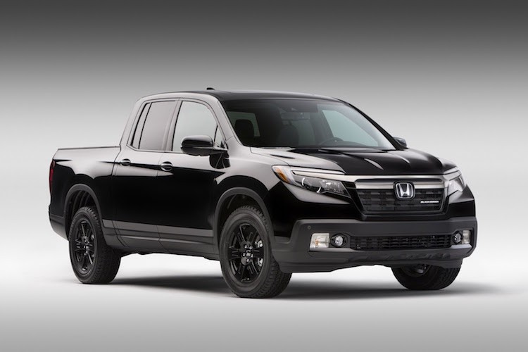 Với thế hệ mới nhất, mẫu  xe bán tải Honda Ridgeline đã "lột bỏ" ngoại hình vuông vức của mẫu cũ, thay vào đó là một thiết kế mới mềm mại hơn, thời trang hơn.