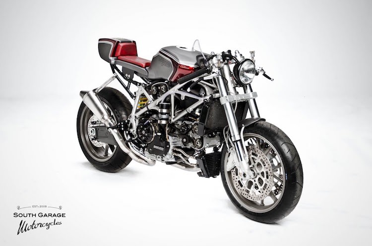 Để có thể biến mẫu  sportbike Ducati 749 thành một chiếc xe độ cafe racer, đầu tiên xưởng South Garage Cafe (SGC) đã phải lột bỏ hoàn toàn dàn áo của chiếc xe gồm quây gió, đèn pha kép phía trước, đuôi sau và hệ thống xả.