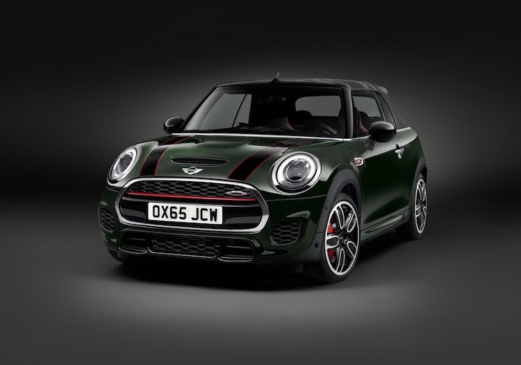 Về ngoại hình,  MINI Convertible John Cooper Works cũng sở hữu những thay đổi tương tự như bản hatchback JCW, bắt đầu từ bộ bodykit thể thao với các khe hút gió lớn hơn.