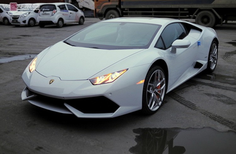 Trong buổi chiều ngày 15/1/2015, một chiếc  siêu xe Lamborghini Huracan màu trắng đã được nhập về cảng Hải Phòng. Được biết đây là chiếc Huracan thứ 2 nhập chính hãng về Việt Nam, sau chiếc đầu tiên màu xám vào cuối năm 2014 và vừa được một đại gia mua với giá 13,5 tỷ đồng.