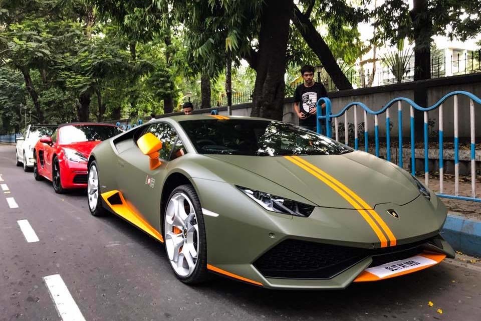 Mới đây, hình ảnh của chiếc siêu xe thể thao thuộc vào hàng hiếm  Lamborghini Huracan LP610-4 Avio bất ngờ xuất hiện trên đường phố Shubham Bubna, Ấn Độ nhanh chóng thu hút sự quan tâm của giới mê xe trên toàn thế giới.