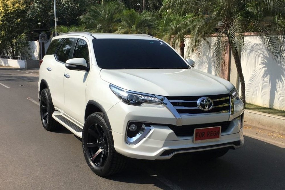 Mới đây, hình ảnh của chiếc  Toyota Fortuner 2017 độ nổi bật với gói bodykit của Fiar Design được nhập khẩu từ Thái Lan. Chiếc xe xuất hiện trên đường phố tại Ấn Độ đã nhanh chóng thu hút sự quan tâm đặc biệt.