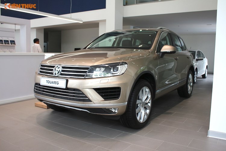 Chiếc xe SUV cỡ lớn Wolkswagen Touareg là cái tên đầu tiên được nhắc tới khi đã giảm giá lên tới 260 triệu đồng tại  thị trường ôtô Việt, mẫu xe này hiện tại đang có giá bán mới chỉ còn 2,629 tỷ đồng.