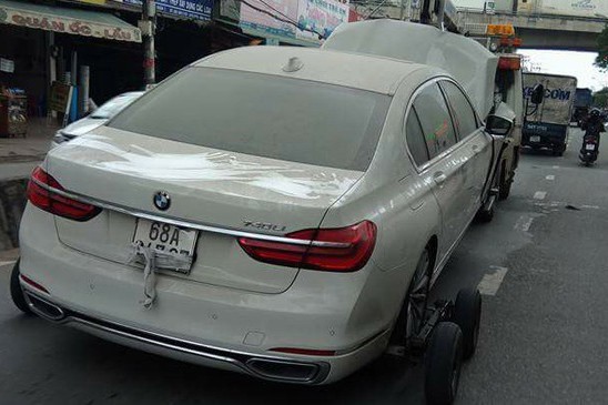 Mới đây, hình ảnh về chiếc  xe sang BMW 7-Series trị giá tiền tỷ gặp “chấn thương nặng” phải nhờ tới sự giúp đỡ của xe cứu hộ khiến không ít người xót xa, đặc biệt là giới đam mê xe tại Việt Nam.