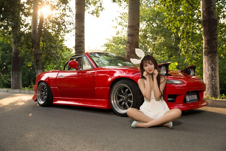 Vẻ đẹp ngây thơ của hotgirl áo trắng “Thỏ con” bên cạnh chiếc xe thể thao mui trần giá rẻ  Mazda MX-5 độ khủng hút mọi ánh nhìn từ cánh mày râu.