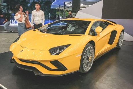 Sau gần một thời gian xuát hiện tại showroom Lamborghini chính hãng tại Việt Nam, chiếc  siêu xe Aventador S đầu tiên đã tìm được chủ, theo đó, chủ nhân của "siêu bò" này là một đại gia ngành thẩm mỹ tại Sài Gòn.