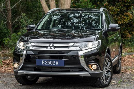 Mitsubishi Motors Malaysia (MMM) vừa công bố phiên bản nâng cấp của mẫu  xe Mitsubishi Outlander 2.0 và 2.4 AWD CBU. Đây là hai phiên bản được lắp ráp tại thị trường nội địa với mức giá rẻ hơn nhập khẩu.