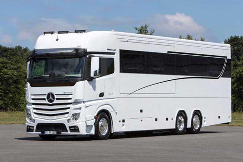 Variomobil - một hãng độ nước Đức chuyên thực hiện các dự án motorhome - vừa trình làng mẫu  xe ôtô Signature 1200 với giá bán hơn 1,3 triệu USD (tương đương hơn 30 tỷ đồng). Bản độ thực hiện dựa trên chiếc xe tải Mercedes-Benz Actros, sử dụng động cơ Turbo tăng áp có công suất 523 mã lực. Có thể nói, Variomobil Signature 1200 là một biệt thự trên bánh xe.