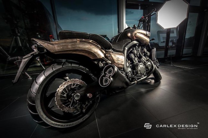 Sau chiếc  xe môtô Yamaha Vmax bản độ carbon của năm 2016, Carlex Design hãng danh tiếng chuyên độ nội thất ôtô siêu sang lại vừa trình làng một bản độ Vmax hoàn toàn mới, bọc da lộn với phong cách giả cổ rất phong trần, đẹp mê mẩn.