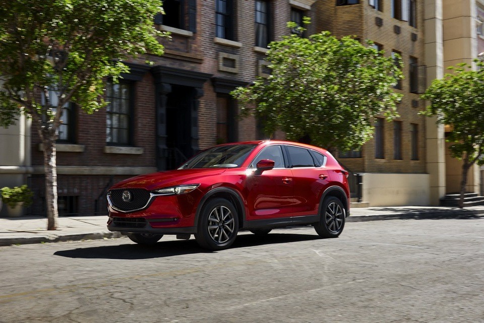 Trong số những mẫu xe  ôtô mới tại Việt Nam được ra mắt vào đầu năm 2018, Mazda CX-5 2018 thế hệ mới đã xuất hiện và dự kiến sẽ được bán vào đầu năm sau. CX-5 2018 hoàn toàn mới này cũng sẽ không có phiên bản nhập khẩu nguyên chiếc mà được lắp ráp CKD tại Việt Nam.