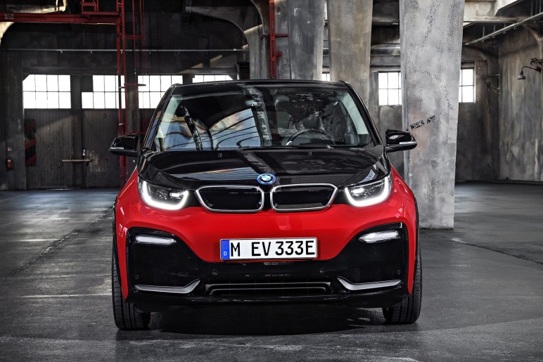 Ngay sau khi ra mắt, mẫu xe  ôtô điện BMW i3 2018 đã nhanh chóng tạo nên cơn sốt trên thị trường. Không để khách hàng phải chờ lâu, hãng xe Đức đã công bố giá bán chính thức cho tất cả các phiên bản của i3 2018.