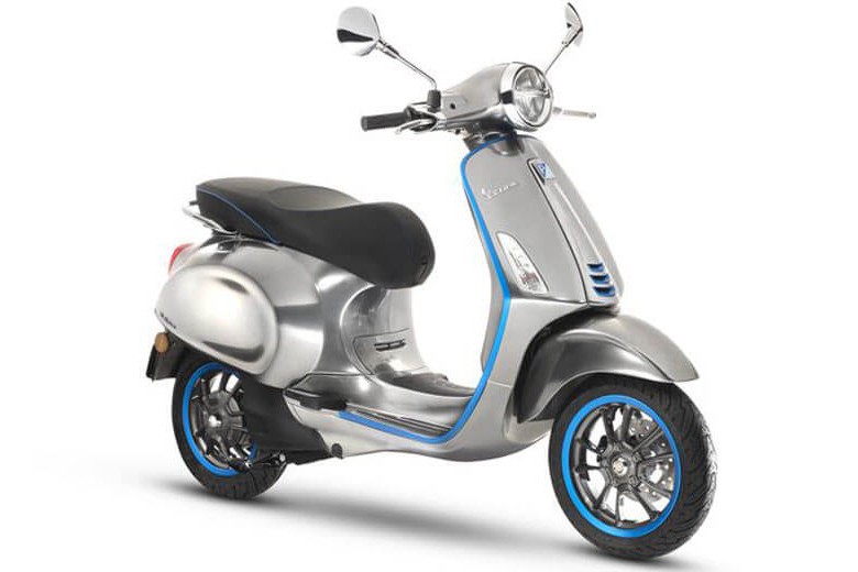 Nếu để ý kỹ, bạn sẽ thấy thiết kế của  xe điện Vespa Elettrica không khác biệt so với các mẫu xe Vespa khác trong gia đình. Phần đầu là cụm đèn pha lớn dạng tròn cổ điến, đèn xi-nhan tách biệt gắn trên yếm đối xứng hai bên, mặt nạ phía trước còn xuất hiện với các lỗ thông hơi lớn.