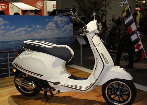 Vừa ra mắt tại triển lãm EICMA 2017, mẫu  xe máy tay ga Vespa Primavera Yacht Club phiên bản đặc biệt gây ấn tượng với phong cách thiết kế lấy cảm hứng từ du thuyền thu hút ánh nhìn.