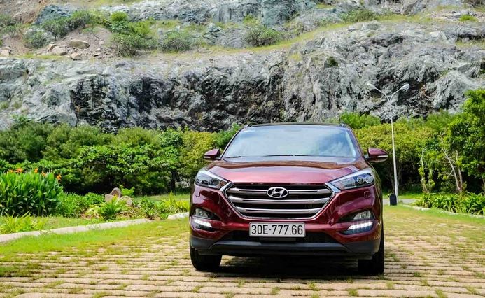 4 phiên bản của mẫu  xe Hyundai Tucson mới gồm 2 bản máy xăng và 2 bản máy dầu có giá bán từ 815 - 990 triệu đồng. Trong đó bản 2.0L Diesel có giá khá hấp dẫn là 890 triệu đồng.