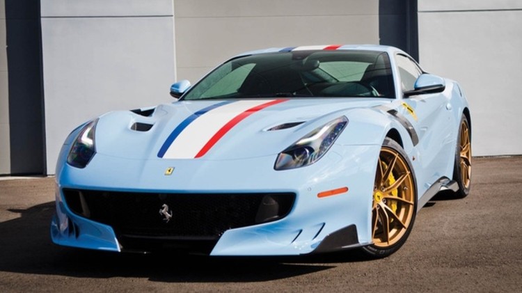  Siêu xe Ferrari F12 TdF là phiên bản nâng cấp của mẫu F12 Berlinetta, trong đó TdF là viết tắt của cụm từ Tour de France - giải đua xe đạp nổi tiếng của Pháp từ năm 1899 đến 1986. 