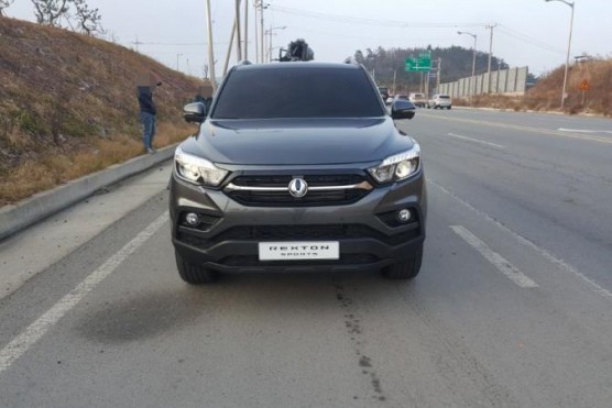 Từ hình ảnh lộ diện cho thấy, diện mạo bên ngoài của mẫu xe  bán tải SsangYong Rexton Sports khá mạnh mẽ. Phía trước là lưới tản nhiệt một thanh ngang crôm kim loại lớn, đèn pha LED dạng to bản, kèm dải đường viền thanh mảnh. Thay vì đèn sương mù dạng LED, Rexton Sports chỉ được trang bị bóng đèn sương mù halogen dạng gương cầu tròn nhỏ.