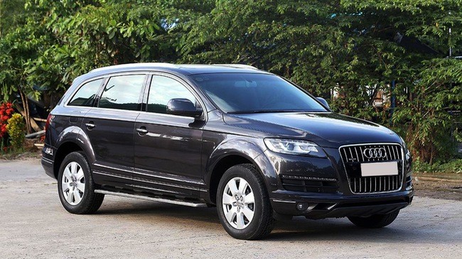 Chiếc  xe sang Audi Q7 phiên bản 2010 đang được rao bán lại tại Sài Gòn có ngoại thất màu đen bóng rất bắt mắt. Chủ nhân của nó giới thiệu, chiếc xe đã lăn bánh khoảng hơn 68.000 km sau 7 năm sử dụng. Mức giá 1,39 tỷ đồng được cho là khá cao tương đương với một chiếc Toyota Fortuner 2.7 4x4 sau đăng kí cho chiếc xe này.