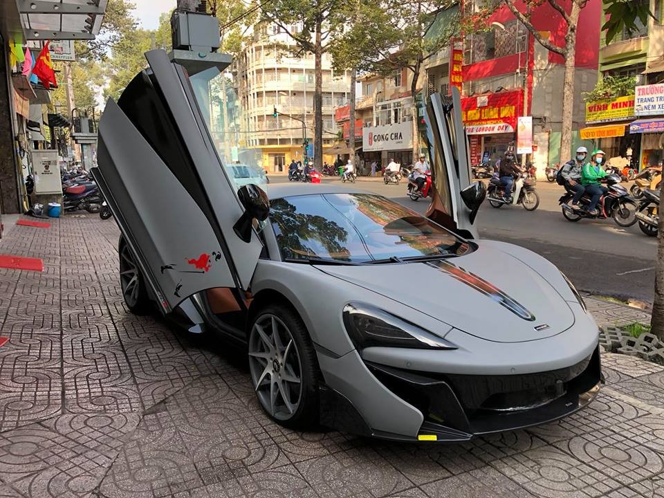 Chiếc  siêu xe McLaren 570S đầu tiên được đưa về nước và từng thuộc sở hữu của Cường Đô la nay được chủ nhân mới trang bị body kit bằng sợi carbon của hãng Vorsteiner, mâm Forgiato và ống xả độ FI rất ấn tượng.