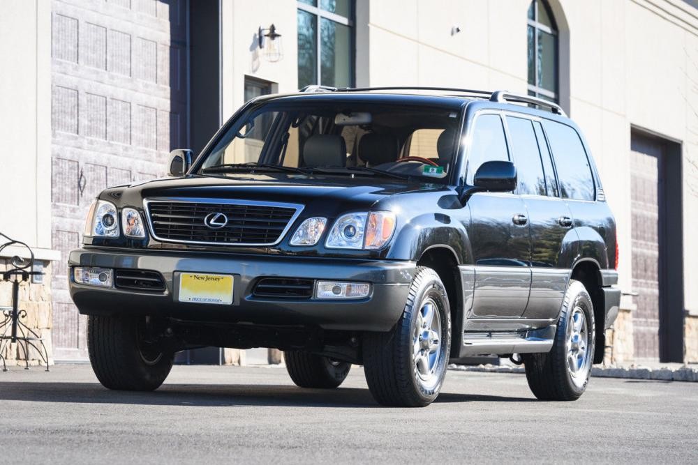 Chiếc SUV hạng sang  Lexus LX470 đời cũ từ năm 2001 và "tiền sử" bị ăn trộm hiện đang được rao bán với giá lên đến 129.000 USD (2,94 tỷ đồng) được cho là mức giá khá đắt đỏ.