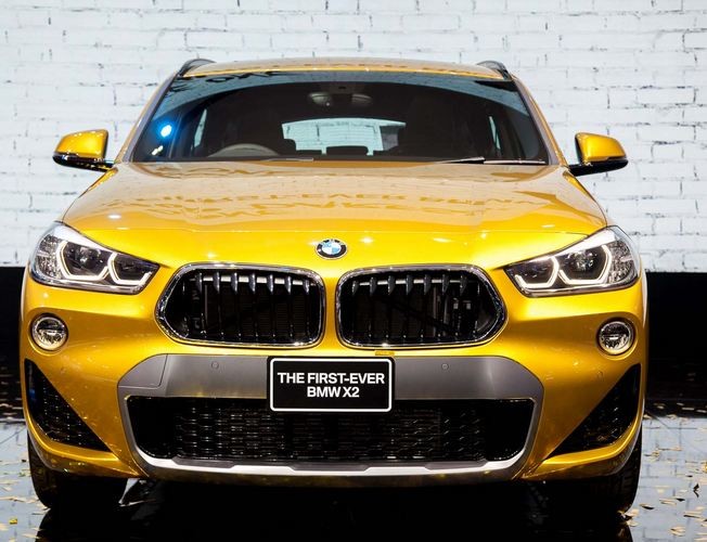 So với phiên bản ra mắt ở Mỹ, mẫu  xe BMW X2 2018 mới trình diện tại Thái Lan qua triển lãm Bangkok Motor Show 2018 mới đây có màu vàng có vẻ rực rỡ, bắt mắt hơn rất nhiều. Tại đây mẫu xe crossover BMW X2 mới sẽ đượng trang bị gói trang bị thể thao M-Sport với một số thay đổi về ngoại thất.