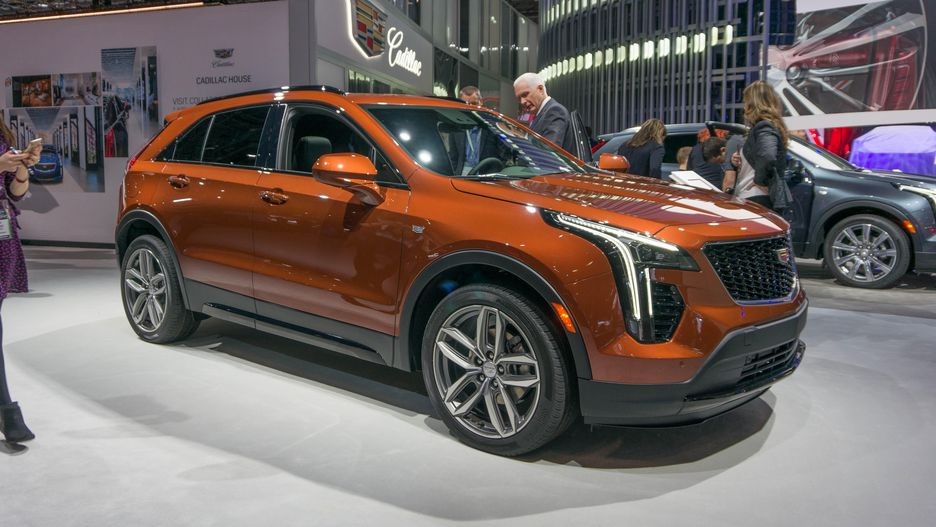 Chính thức trình làng trong triển lãm ôtô New York 2018,  Cadillac XT4 2019 mới sẽ có giá khởi điểm từ 35.790 USD (816,7 triệu đồng) ở thị trường Mỹ. Đây được xem là đối thủ mới trực tiếp của mẫu xe SUV hạng sang Mercedes-Benz GLC.