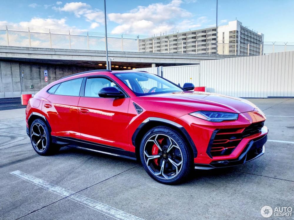 Mới đây nhất, một chiếc  siêu SUV Lamborghini Urus màu đỏ tươi xuất hiện trên đường phố nước Đức đã "đốn tim" biết bao người nhìn thấy nó.