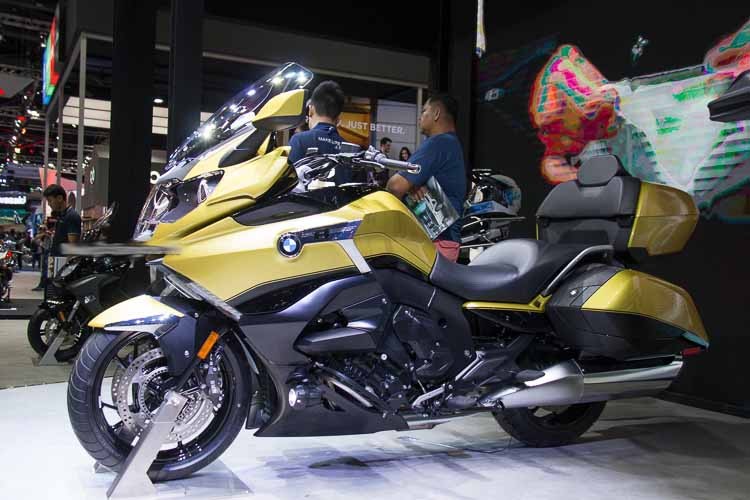 Mẫu  xe môtô BMW K1600 Grand America 2018 gồm hai tùy chọn màu là màu đen và màu vàng vừa chính thức ra mắt tại triển lãm Bangkok 2018 với giá khởi điểm 1,695 triệu Baht (khoảng 1,25 tỷ)