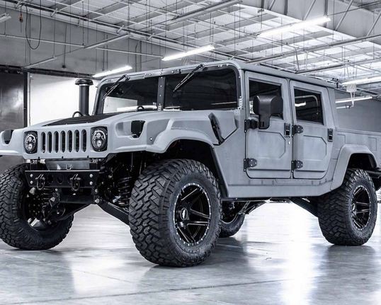 Dù đã bị khai tử từ năm 2010 nhưng nhiều mẫu  xe SUV cơ bắp Hummer hay phiên bản quân sự Humvee cũ vẫn rất hút khách bởi những bản độ lạ mắt, mạnh mẽ hơn hẳn nguyên bản.