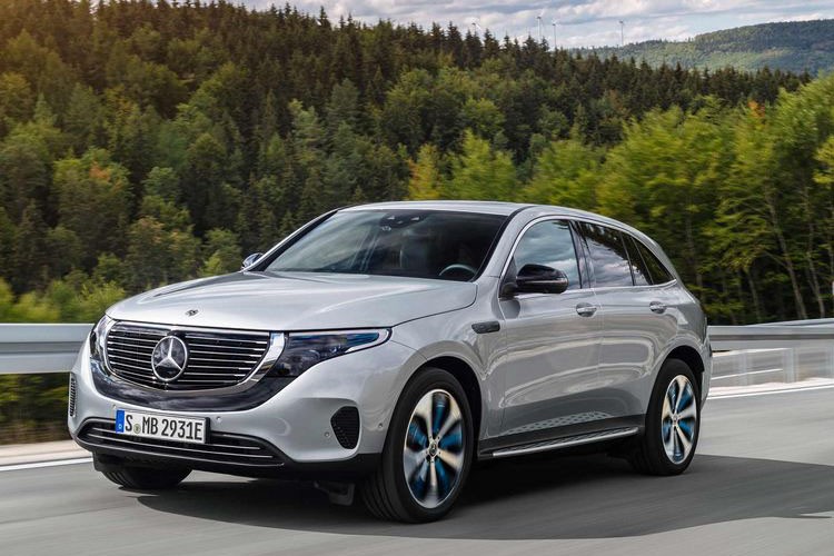 Mercedes-Benz chính thức ra mắt xe chạy điện với mẫu crossover mang tên EQC.  Xe ôtô điện Mercedes-Benz EQC là model đầu tiên được hãng xe Đức nghiên cứu độc lập, sử dụng nền tảng riêng và không dựa trên bất kỳ dòng xe thương mại nào hiện tại.