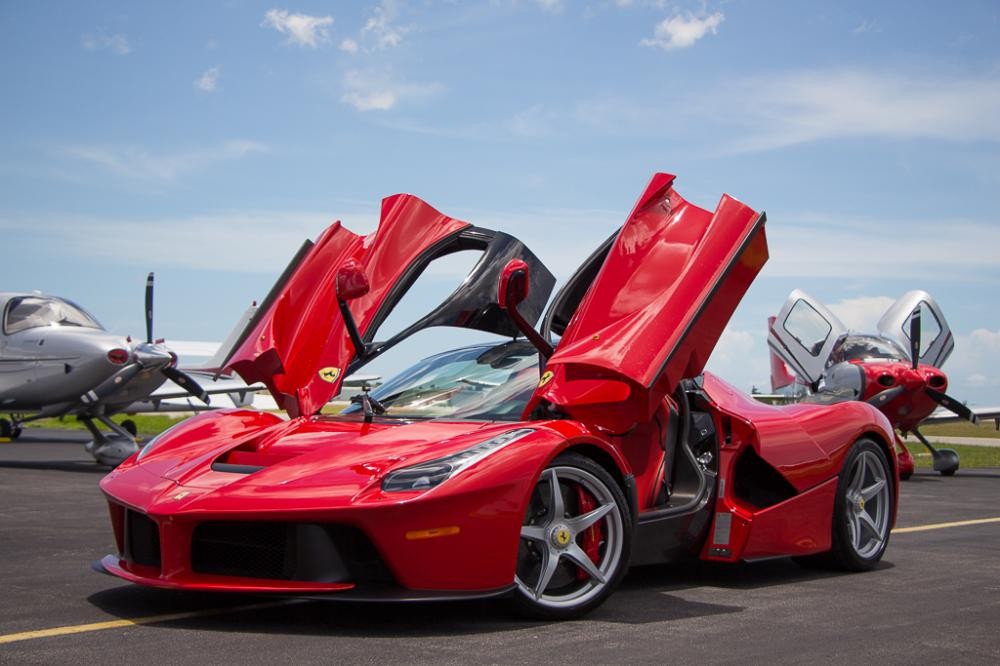 Ra mắt lần đầu tại triển lãm Geneva năm 2013,  siêu xe Ferrari LaFerrari là một trong 3 mẫu xe đại diện cho thế hệ siêu xe mới với hệ động lực xăng - điện hybrid, bên cạnh McLaren P1 và Porsche 918 Spyder. Tên gọi LaFerrari trong tiếng Ý nghĩa là "chiếc Ferrari", mang hàm ý chiếc xe có đầy đủ những đặc tính "định nghĩa" một siêu xe đích thực. 