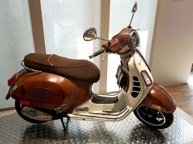 Những chiếc  xe tay ga Vespa được độ theo dạng bọc da xuất hiện tại triển lãm European Craftsmanship Homo Faber mới đây diễn ra tại Ý khiến không ít người phải ngơ ngàng bởi vẻ đẹp xuất thần của nó.