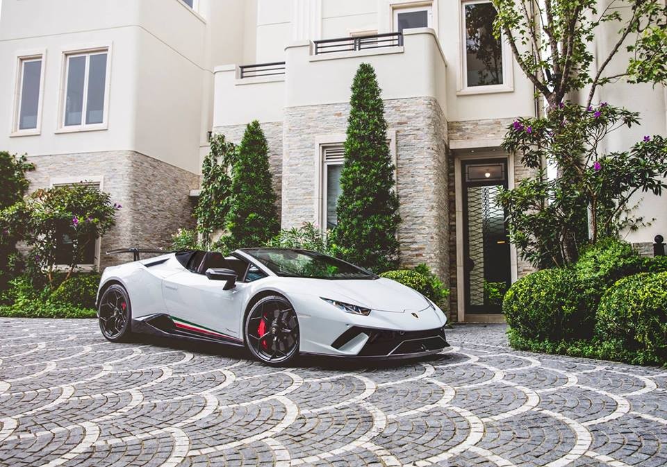 Như vậy, giới nhà giàu Hồng Kông đã có quyền đặt hàng siêu xe mui trần  Lamborghini Huracan Performante Spider với mức giá 5,38 triệu đô la HKD (tương đương 16,05 tỷ đồng). Mức giá này chưa bao gồm các tuỳ chọn theo xe và chi phí ra biển số.