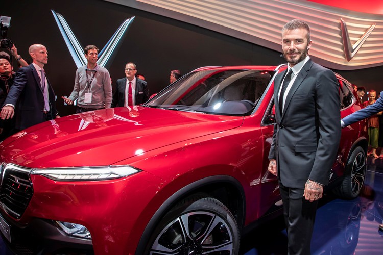 Là khách mời đặc biệt tại buổi lễ  ra mắt xe ôtô VinFast tại triển lãm Paris Motor Show 2018, siêu sao David Beckham đang là tâm điểm chú ý của công chúng yêu xe Việt Nam. Không chỉ nổi tiếng là một cầu thủ bóng đá tài ba, David Beckham còn nhiều lần gây choáng khi sở hữu bộ sưu tập siêu xe khủng đắt tiền.