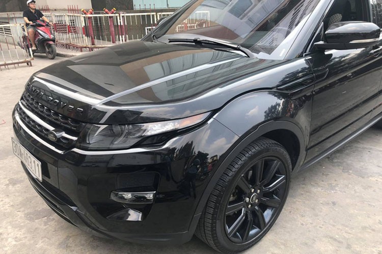 Mức giá chiếc xe SUV hạng sang  Range Rover Evoque Black Edition rẻ hơn đến 1 tỷ đồng so với lúc mua mới khiến nhiều người bất ngờ. Bởi sau 4 năm sử dụng và với chỉ 1000km lăn bánh, ngoại và nội thất của chiếc xe này vẫn còn rất mới.