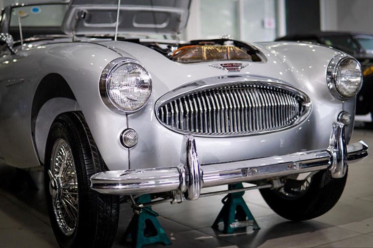 Chiếc  xe Austin Healey 3000 Mk II đắt giá vừa được chủ nhân cho đi "làm đẹp" tại Sài Gòn. Chiếc xe xuất hiện với ngoại hình mới bóng thu hút ánh nhìn của mọi người.