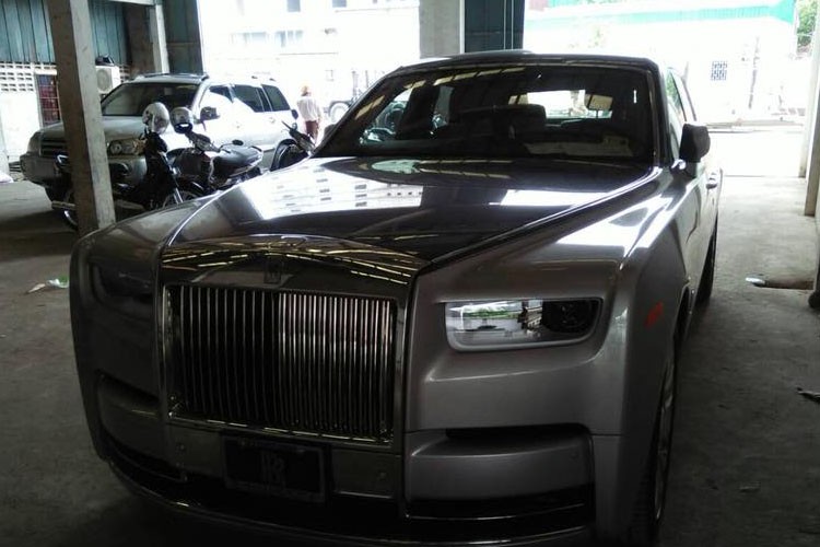 Chiếc siêu xe sang  Rolls-Royce Phantom 2018 thế hệ thứ 8 đã xuất hiện tại Campuchia. Không chỉ vậy, số lượng mẫu xe Rolls-Royce Phantom 2018 cập bến tại đây đã có 5 chiếc.