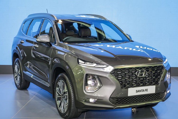 Mẫu  xe Hyundai Santa Fe 2019 vừa được giới thiệu tại Triển lãm xe quốc tế Kuala Lumpur International Motor Show 2018. Santa Fe thế hệ mới gây thu hút với thiết kế khác biệt cùng nhiều trang bị hiện đại.